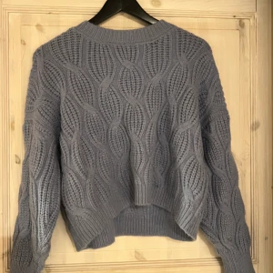 Stickad tröja - Blå jätteskön stickad tröja, lite boxig modell på mig, storlek xs. Använd knappt 1 gång