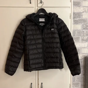 Levi’s jacka, strl s - Säljer min Levi’s jacka. Inte andvänd mycket. Passar som höst/vinterjacka. Köparen står för frakten.