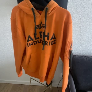 Alpha industries tröja  - Knappt använd ä. Mkt fint skick 