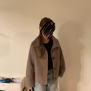 Beige jacka  - Helt slutsåld jacka! Riktigt snygg och trendig jacka från Kappahl! Ser helt ny ut även använd fåtal gng🌟🌟 storlek xs