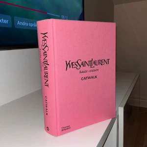 Yves Saint Laurent bok - Jättefin prydnadsbok. Säljer pga den inte passar in i mitt färgtema hemma längre.