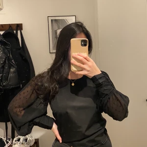 Svart blus  - Säljer denna super fina blus som tyvärr inte kommer till användning, använd fåtal tillfällen så väldigt bra skick! Storlek S, säljer en likadan i vit.  Möts upp eller fraktar 💘