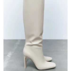 ZARA BOOTS - Helt nya och eleganta boots från zara, aldrig använt, storlek 37 men passar även 38! Sitter jättefint på och passar med allt!, jag kan mötas upp och skicka iväg skorna. Om pris och flera bilder får ni gärna skriva. Köptes för 700kr