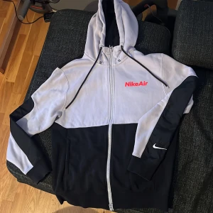 NikeAir fleece - Grå/svart NikeAir fleece i storlek S. Använd endast 1 gång så är som ny.  