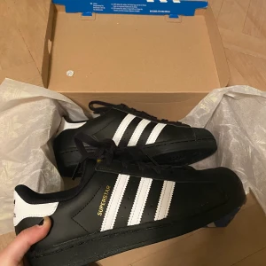 Adidas superstar svarta - Äkta adidas superstar helt nya säljer då det blev fel storlek tyvärr ska beställa nya. Dom är aldrig använda och helt nya ur förpackningen! Super snygga och lätta att styla! Tryck inte på köp nu