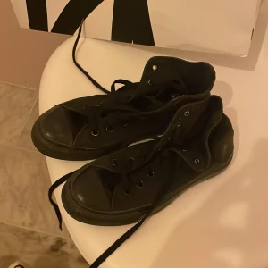 Knappt använda converse allstar - Knappt använda Converse all star skor. Nypris ca 799kr. Mitt pris: 399kr + frakt 59kr (står köparen för) Stl 5,5 / EUR 38