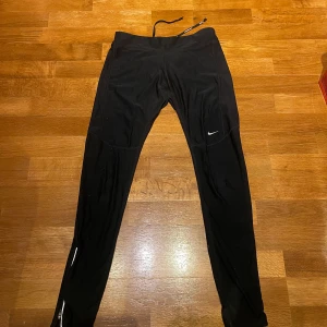 Nike träningsbyxor - Jättesköna Nike träningsbyxor/träningstights Har en ficka på baksidan och snören på insidan av byxorna   Skicka privat om du vill ha en bild hur dom ser ut på