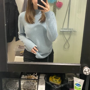 Stickad blå tröja - Superfin stickad tröja i ljusblå färg. Storlek xs men den är köpt på herr så den är lite större än så i storleken då jag vanligtvis har M i sweatshirts osv🥰