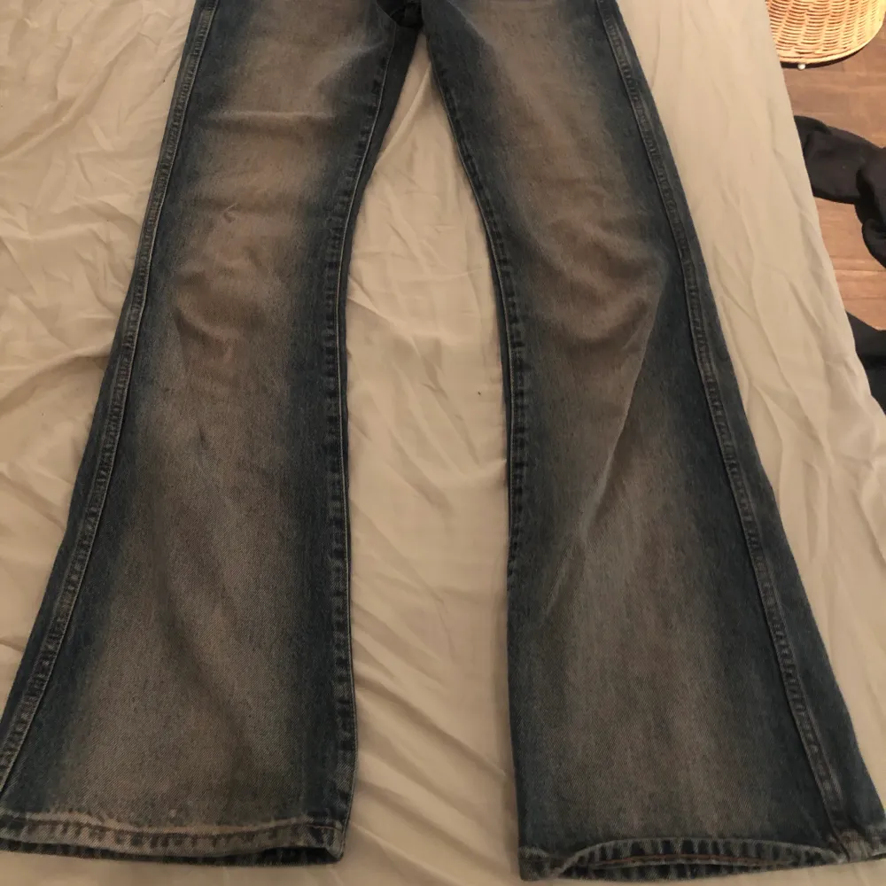 Super snygga weekday jeans jag tyvärr inte får användning av längre <3 Bootcut o midrise i modellen Sway. Frakt 66kr. Jeans & Byxor.