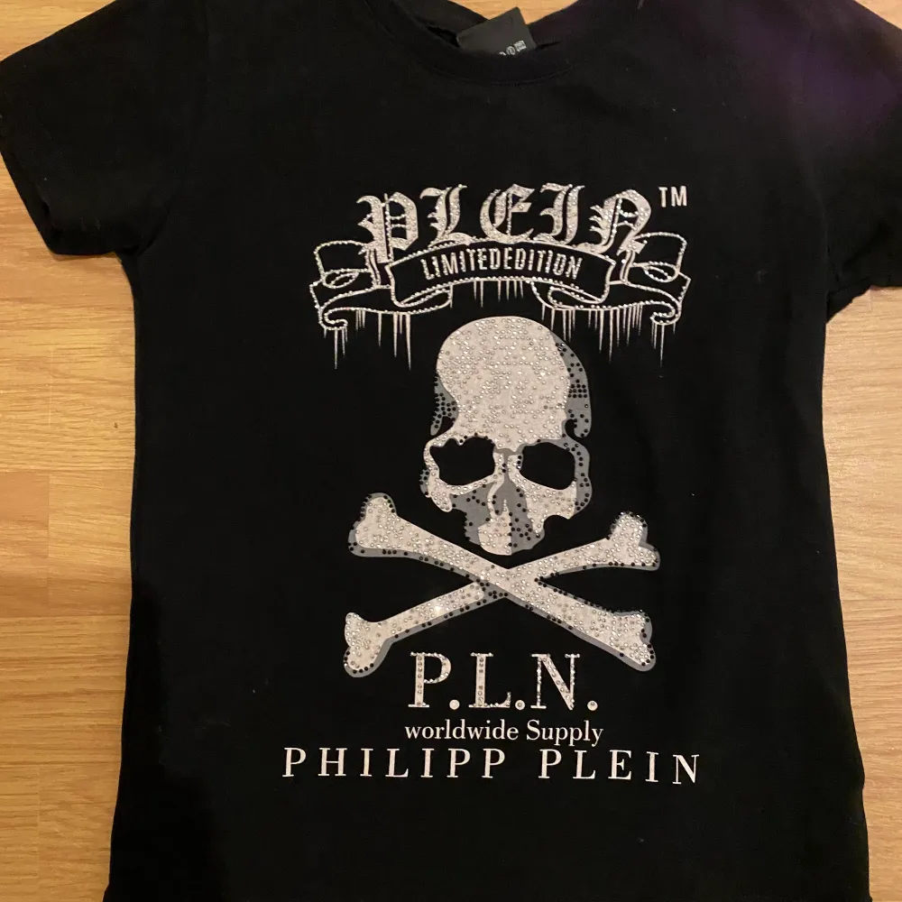 En tröja från PLN men diamanter och en döskalle på. Det är i fint skick och har en najs passform enligt mig💕. T-shirts.