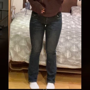 Superfina jeans  - Jättefina och stretchiga jeans! Säljer nu mina gamla älsklings jeans nu då jag inte längre använder dom🫶 dom har inga skador trots användning och är i fint skick! Tryck inte på köp nu, skriv till mig tack! 