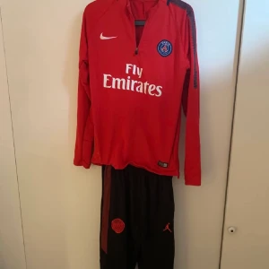 Psg tracksuit  - Bra skick. Säljer eftersom jag bytt stil. Storlek M men passar S