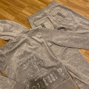 Juicy couture sett i grå med fickor där bak i storlek XS, säljer både tröjan & byxorna för 600
