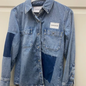 Jeansskjorta - Jättefin helt ny jeansskjorta från Calvin Klein, sitter snyggt på mig som är en stl S!💓