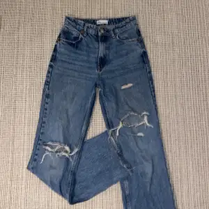 Håliga högmidjade jeans. Bra skick. 250kr inklusive frakt. Originalpris 600kr