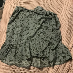 Volang kjol - Jätte trendig volankjol med knyte. Köpt på zalando. Pris kan diskuteras 