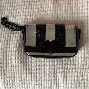 Väska från Victoria Secret (Vintage)  - Väska ( Svart och silver) 