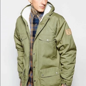 Fjällräven Greenland winter jacket - En jacka modell Greenland winter jacket. Jackan är använd och har färgfläckar, inga hål. Värmer bra. Nypris ca 3500kr Pris kan diskuteras :) Passar som en M, stor I storleken. 