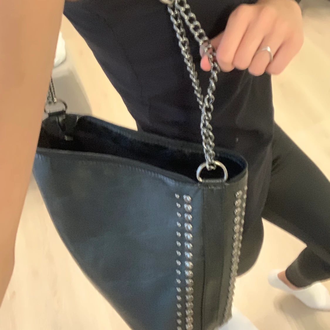 Svart väska med nitar och kedja - 91
