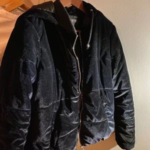 Jacka🖤 - Säljer min jacka som inte kommit till användning på väldigt länge men det är inget fel på den alls🖤