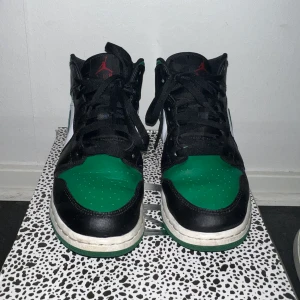 Jordan air mid - Gröna Jordan air mid, använda men ändå fint skick! Köparen står för frakt, kan också mötas upp