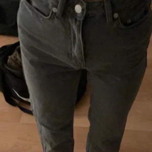 GRÅA MONKI JENS  - Säljer mina Jens från Weekday använda 1 gång storlek XS