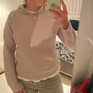 Ljusbeige/nudefärgad hoodie från Lisa yang! 100% Kashmir. Säljer då den börjar bli för liten för mig, storlek barn M. Passar ok på mig som brukar ha 38 men sitter nog bäst om du vanligtvis har S! Skriv till mig om du vill köpa direkt! ❤️ köpare står för frakten!