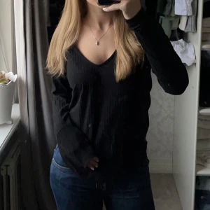 Ribbad topp  - Ribbad långärmad topp från Nelly. Aldrig använd 