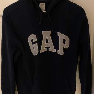Säljer denna jättefin gap hoodie som jag köpte förra året, har inte används så mycket och är därför i ett väldigt bra skick nästan nytt.💕