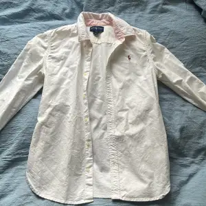 Classy vit skjorta från Ralph lauren💕har tycärr vuxit ur den! Passar XS/S