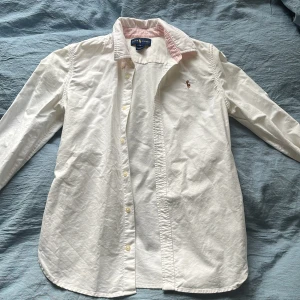 Skjorta  - Classy vit skjorta från Ralph lauren💕har tycärr vuxit ur den! Passar XS/S