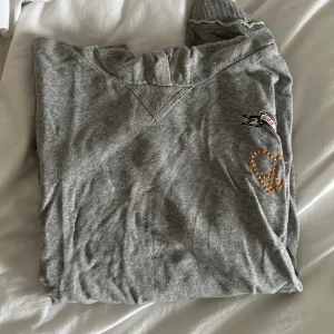 Hoddie från odd Molly  - Säljer min super fina Hoodie från odd Molly med snygga detaljer på armar och nedre mage! Kommer tyvärr inte till användning längre. Storleken är 1 som motsvarar S