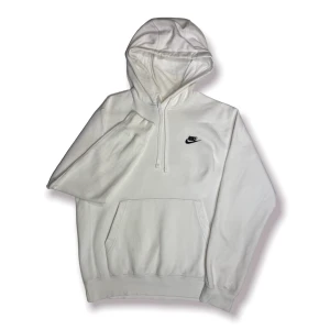 Nike hoodie vit - Finns kvar‼️  Vit Nike hoodie. Inga stora synliga fläckar eller fel men lite beige runt luvan, skick 7/10. Buda eller köp direkt för 200 + frakt‼️ Nypris 650kr. Om du har någon fråga är det bara att skicka ett DM!🔥