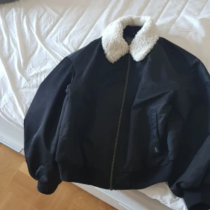 Jackas Levis  - Jacka som ny från Levis, använd ett fåtal gånger. Nyinköpt 1400 kr. 