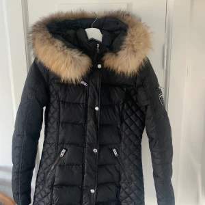 Rock and blue jacka  - Helt ny oanvänd rock and blue jacka med äkta päls i storlek 36. Kan postas eller hämtas i Uddevalla !  Först till kvarn ❤️