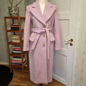 Pinko wool coat st.36 - Perfekt skick. Använd en gång mwn har bytt ut knapparna. Nypris ca 5000kr.