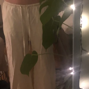 Linnebyxor  - Köpte dem på weekday i somras för 500 spänn, de har blivit uppsydda(vilket absolut inte syns) och därför passar de bäst för nån som är mellan ca 150-165, om man inte vill ha dem kortare eller längre. Priset går att diskutera!! 99% linne!! 