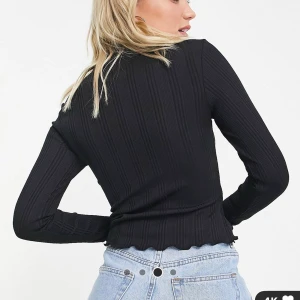 ribbad, långärmad tröja - en superfin tröja jag beställde från asos som tyvärr är för tight i armarna. jag ligger mellan xs och s, och skulle säga att denna mer är en xxs. frakten ingår i priset jag skrivit