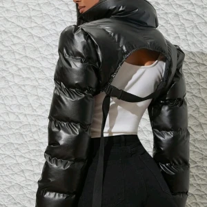 "jacka" - En "jacka", vet inte hur jag ska skriva annars..men den är fin och använd 3 ggr. 