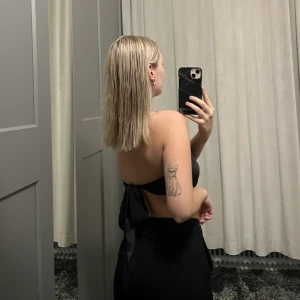 Topp - Svart topp som man knyter där bak. Kommer inte till användning, endast använt 2-3 gånger🫶🏼