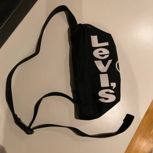 Levis - Säljer min midjeväska från levis. Använt sparsamt, är i nyskick🥰