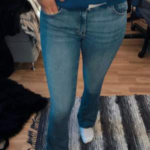 Ett par skit snygga jeans i bootcut modell från bikbok. Dessa är i st S de är rätt stretchiga, inte jättelånga i benen men täcker foten bra.