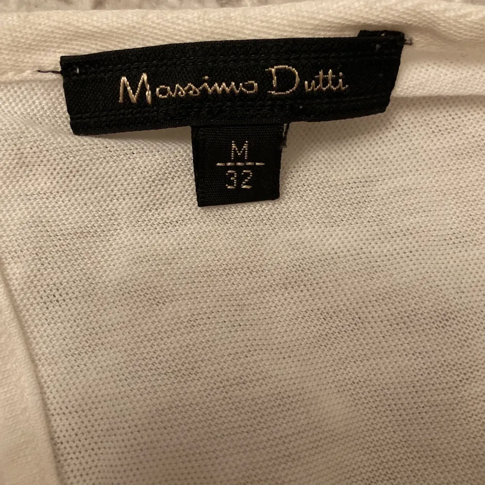 Vit, genomskinlig tröja från Massimo Dutti, passar bra med ett svart linne under! Finns snören där bak som man knyter. . Blusar.