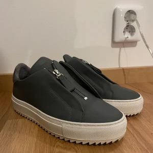 Axel Arigato Zip - Jag säljer nu mina nästintill oanvända axel arigato skor, dragkedjorna är lite tröga. 💕ord 2350, fri frakt