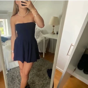 Zara klänning strlk s - ❗️lånad bild ❗️Säljer denna klänning från zara! Endast andvänd ett fåtal gånger och är i bra skick! Skriv för egna bilder 🫶