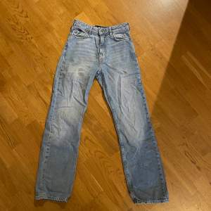 Säljer mina all-time favorit jeans från Karve som jag köpt från Carlings. De är straight leg och är i perfekt längd på mig som är 158cm. De lägger sig perfekt över skorna. 