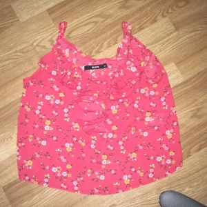 Topp från bikbok - Väldigt snygg. Bättre bilder kan ordnas