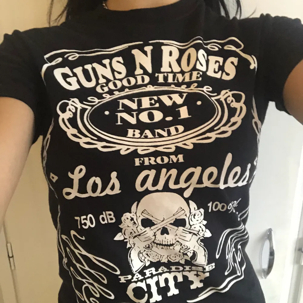 Guns N’ Roses merch t-shirt/ topp svart och vit i storlek S. Möts i Stockholm och fraktar, tar Swish och kontant . Toppar.