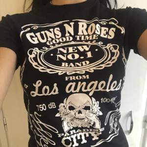 Guns N’ Roses merch t-shirt/ topp svart och vit i storlek S. Möts i Stockholm och fraktar, tar Swish och kontant 