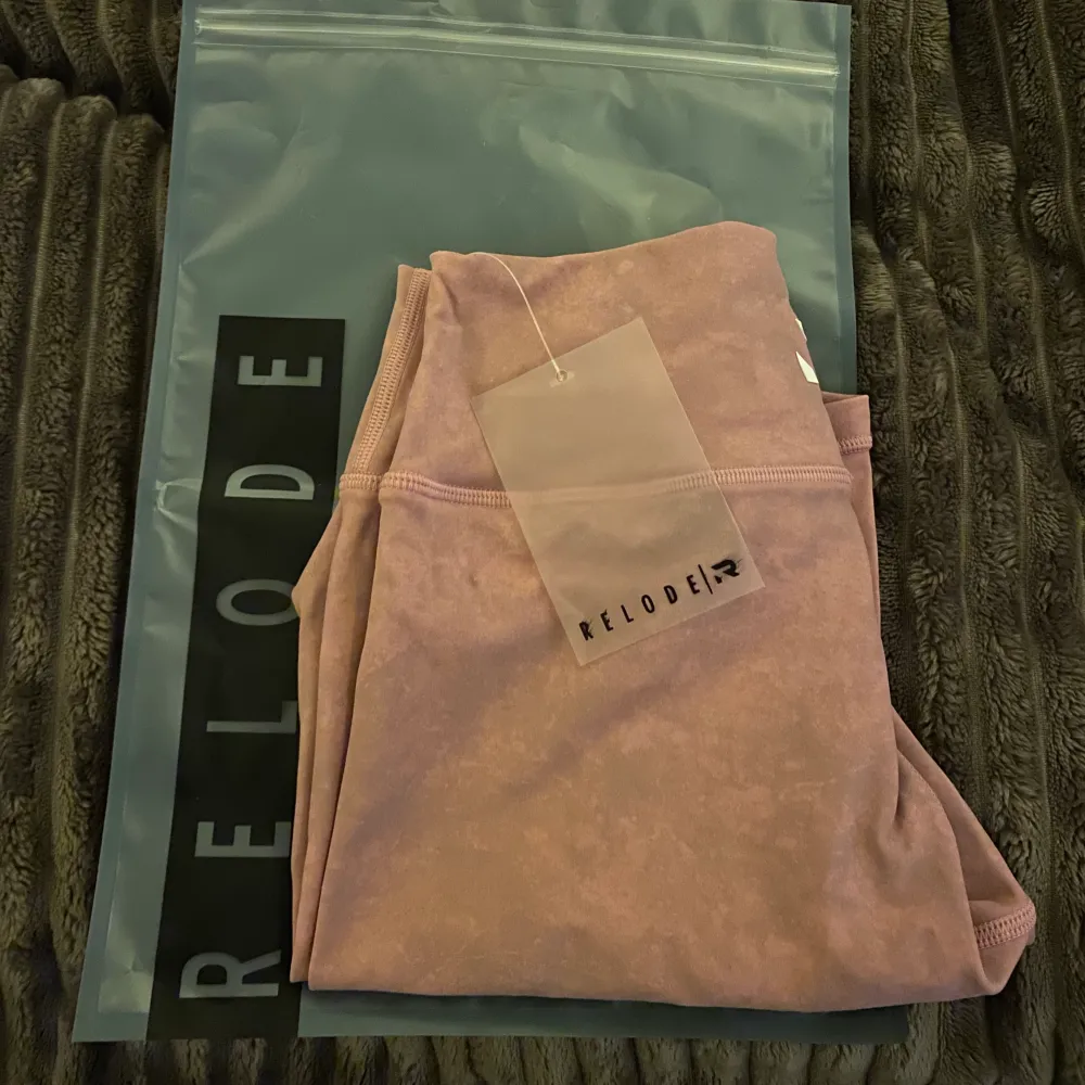 Säljer helt nya shorts från Relode pga fel storlek  superfina i en ljus rosa färg  ny pris  549kr Köparen står för frakt. Shorts.
